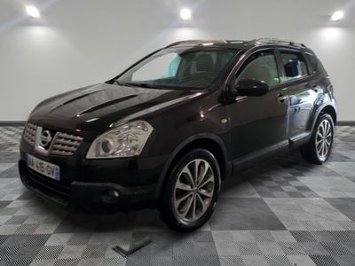 une photo d'un Nissan RAV noir garé dans un garage