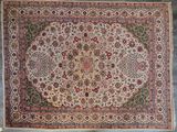 tapis persan ancien avec un motif floral sur fond bleu