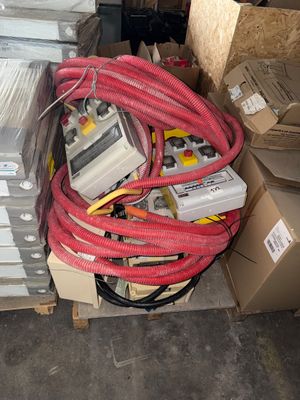 un tas de matériel électrique divers dans un entrepôt