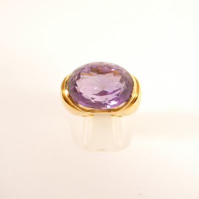 an amethorate ring set in yellow gold with a purple amethorate