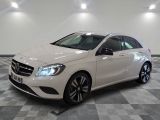 la classe b de la mercedes est garée sur un sol en damier