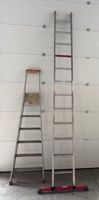 deux échelles appuyées contre un mur dans un garage