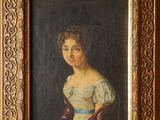 Un tableau représentant une femme en robe blanche est accroché au mur.