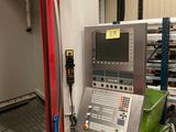 une machine qui se trouve à l'intérieur d'un bâtiment