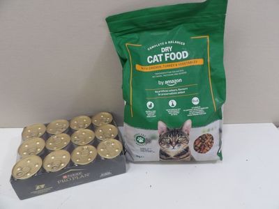 un sac de croquettes pour chat à côté d'une boîte de biscuits