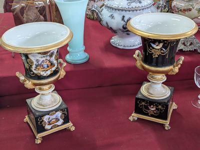 deux vases posés sur une table