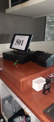 un bureau sur lequel se trouvent un ordinateur portable et un moniteur