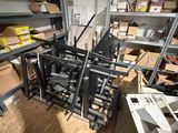 une pièce remplie de nombreuses étagères et de nombreuses boîtes