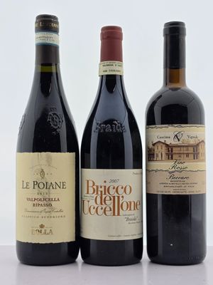 trois bouteilles de vin rouge sont alignées sur une table