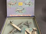 une boîte contenant une maquette d'avion et une boîte contenant une maquette d'avion