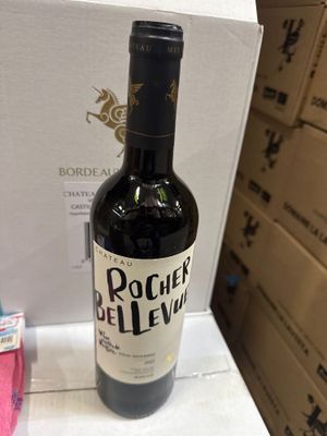 une bouteille de vin posée sur une table à côté d'une boîte