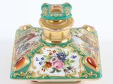 une boîte verte et dorée ornée de fleurs et d'oiseaux
