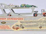 une boîte sur laquelle sont représentés un camion et une voiture miniatures