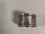 une image représentant une bague en argent ornée d'un motif