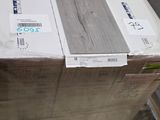 une caisse en bois posée sur une palette