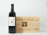 une bouteille de vin et une boîte en bois posées sur une table