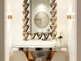 un miroir accroché au mur au-dessus d'une table dans une pièce