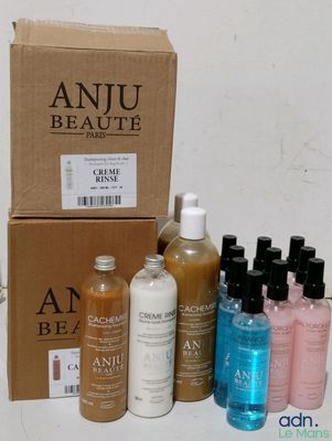 de nombreux flacons de différents types de produits de beauté posés sur la table