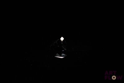 un homme sur une planche de surf, sur l'eau, la nuit