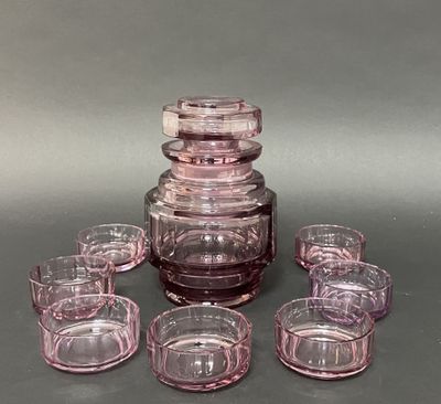 plusieurs verres et une carafe posés sur une table