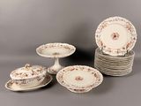 de nombreuses assiettes et bols empilés les uns sur les autres