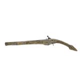 un vieux fusil avec un canon en bois et une poignée en bois