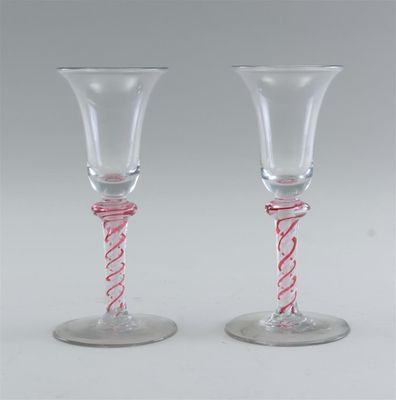deux verres à vin décorés de rubans roses et blancs