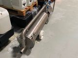 une machine posée par terre à côté de quelques conteneurs