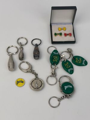 tout un tas de porte-clés posés sur une table