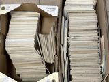 beaucoup de papiers dans une boîte posée par terre
