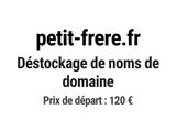 une photo en noir et blanc d'une enseigne sur laquelle on peut lire « petit - frère fr »