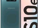 un gros plan d'un Samsung S10e sur lequel figure le logo