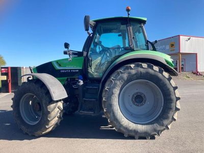 un tracteur vert garé sur le parking