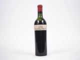 une bouteille de vin posée sur une table