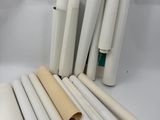 tout un tas de tubes en papier de toutes sortes sur la table