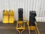 deux feux tricolores installés au bord de la route