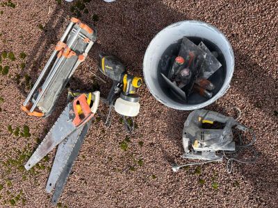 1 scie sauteuse , 1 pulvérisateur peinture, petit matériel (…