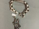 un bracelet en argent orné d'une étoile et d'une étoile de David
