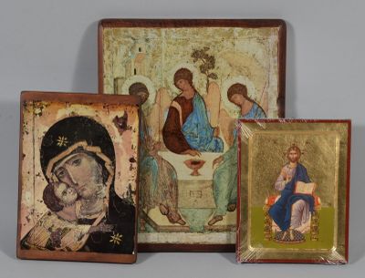 trois tableaux religieux encadrés représentant Jésus et d'autres figures religieuses