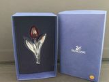 une boîte ouverte contenant une fleur, posée sur une table