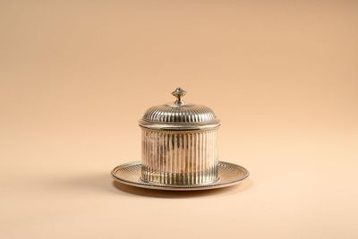 un plat en argent avec un couvercle en argent et une soucoupe
