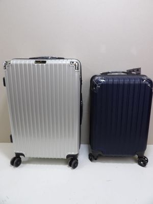 deux bagages posés l'un à côté de l'autre sur une table
