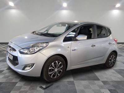 la voiture argentée est garée sur un sol en damier dans le garage