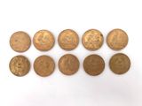 un ensemble de six souverains d'or sur un fond blanc