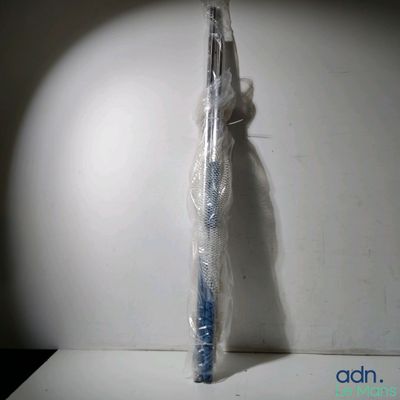 une brosse à dents emballée dans du plastique, posée sur une table