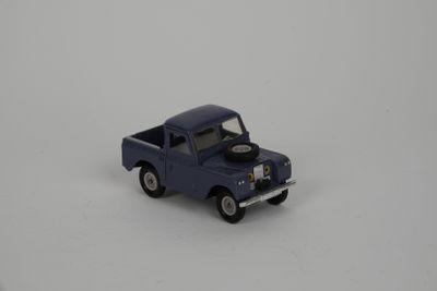 un camion jouet posé sur une surface blanche