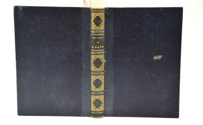 un livre noir aux bords dorés, avec un marque-page doré