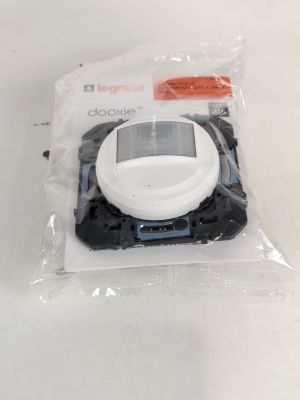 un petit appareil électronique dans un sac en plastique posé sur une table