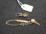 Gros plan sur un bracelet en or portant une étiquette