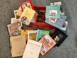 un grand nombre de livres posés sur le sol